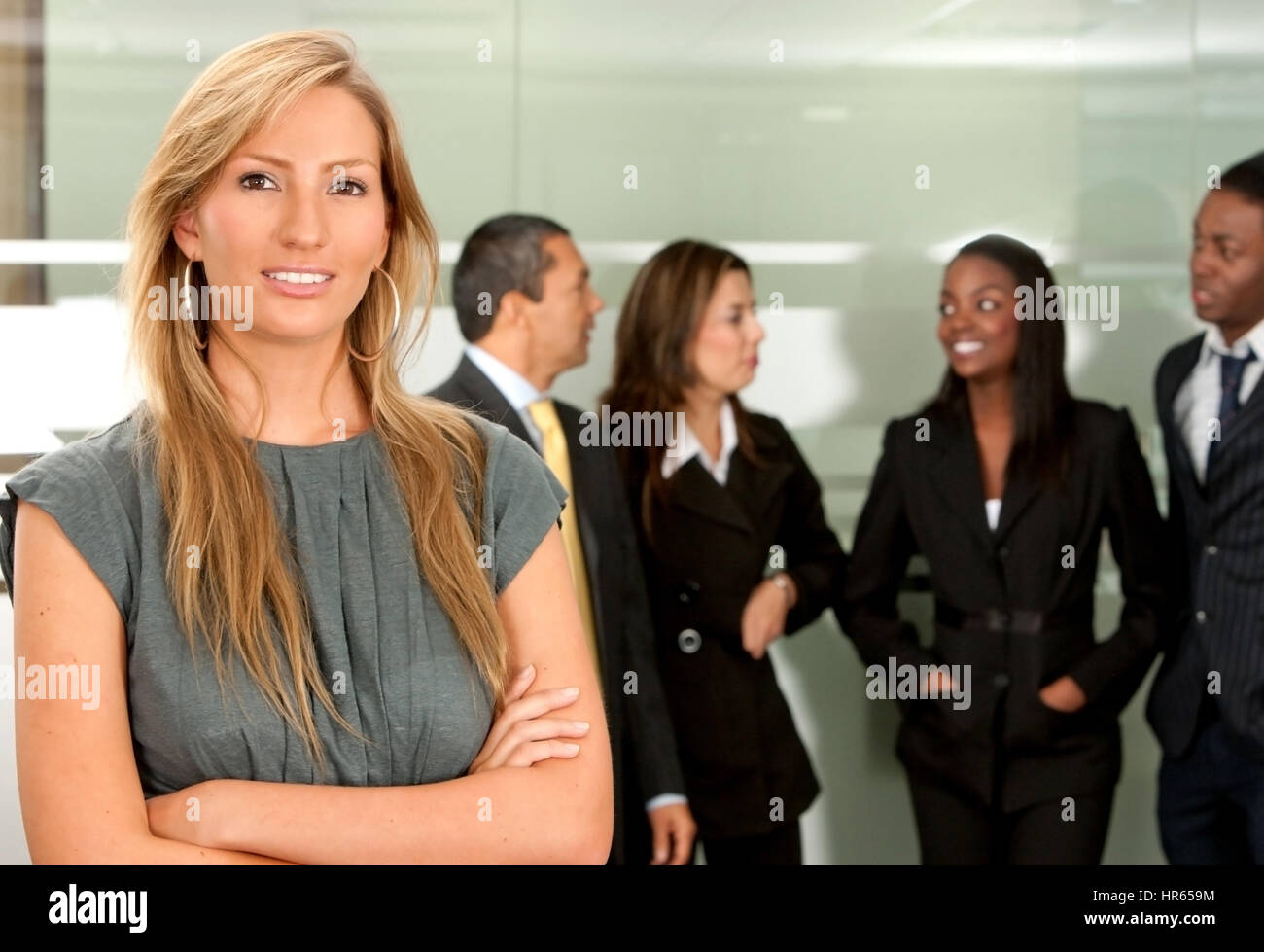 Femme d'affaires et de son équipe dans un bureau Banque D'Images