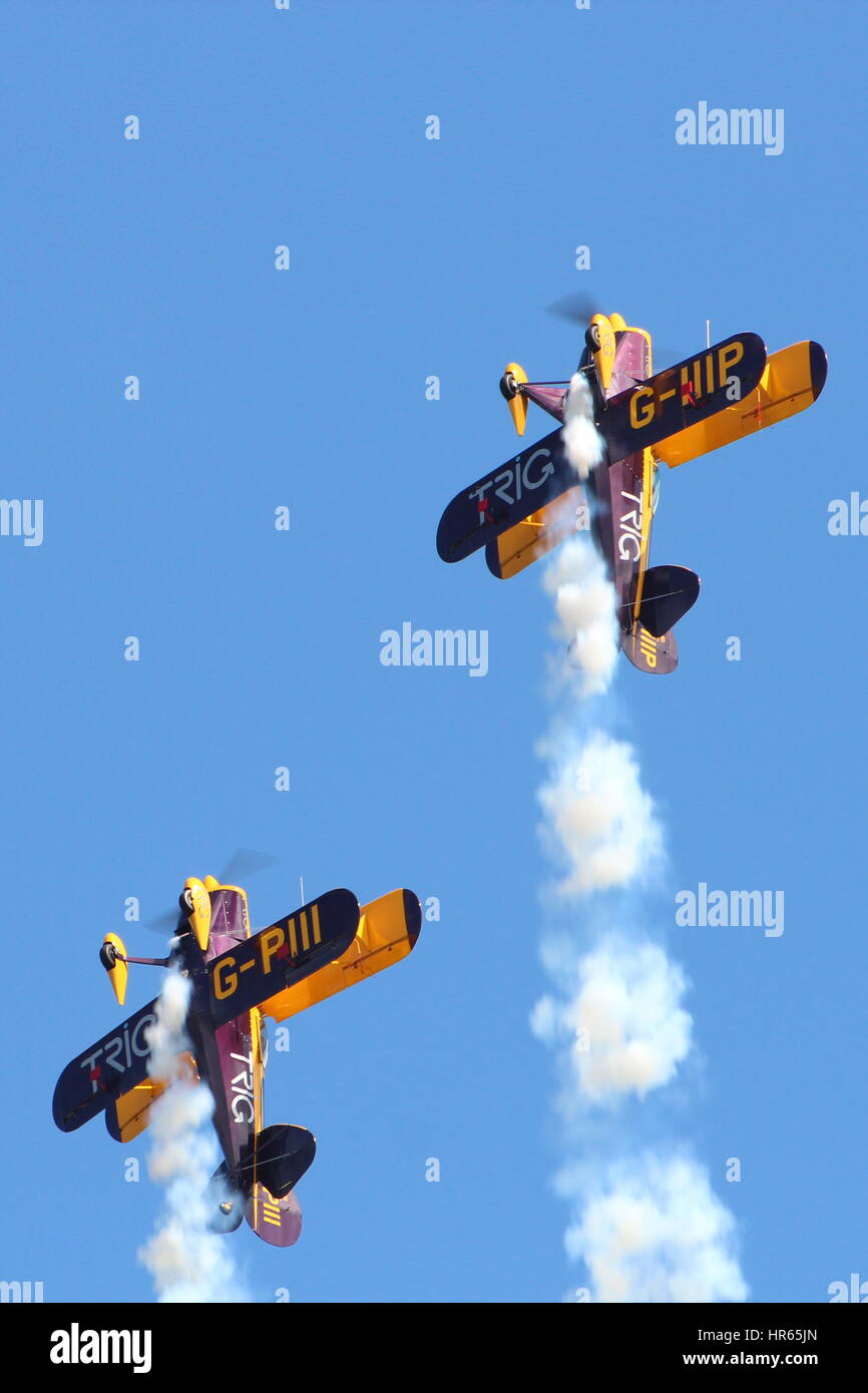 L'équipe de voltige Trig, battant Pitts Promotions (G-IIIP et G-PIII) à l'Airshow 2015 National de l'Écosse à l'East Fortune. Banque D'Images
