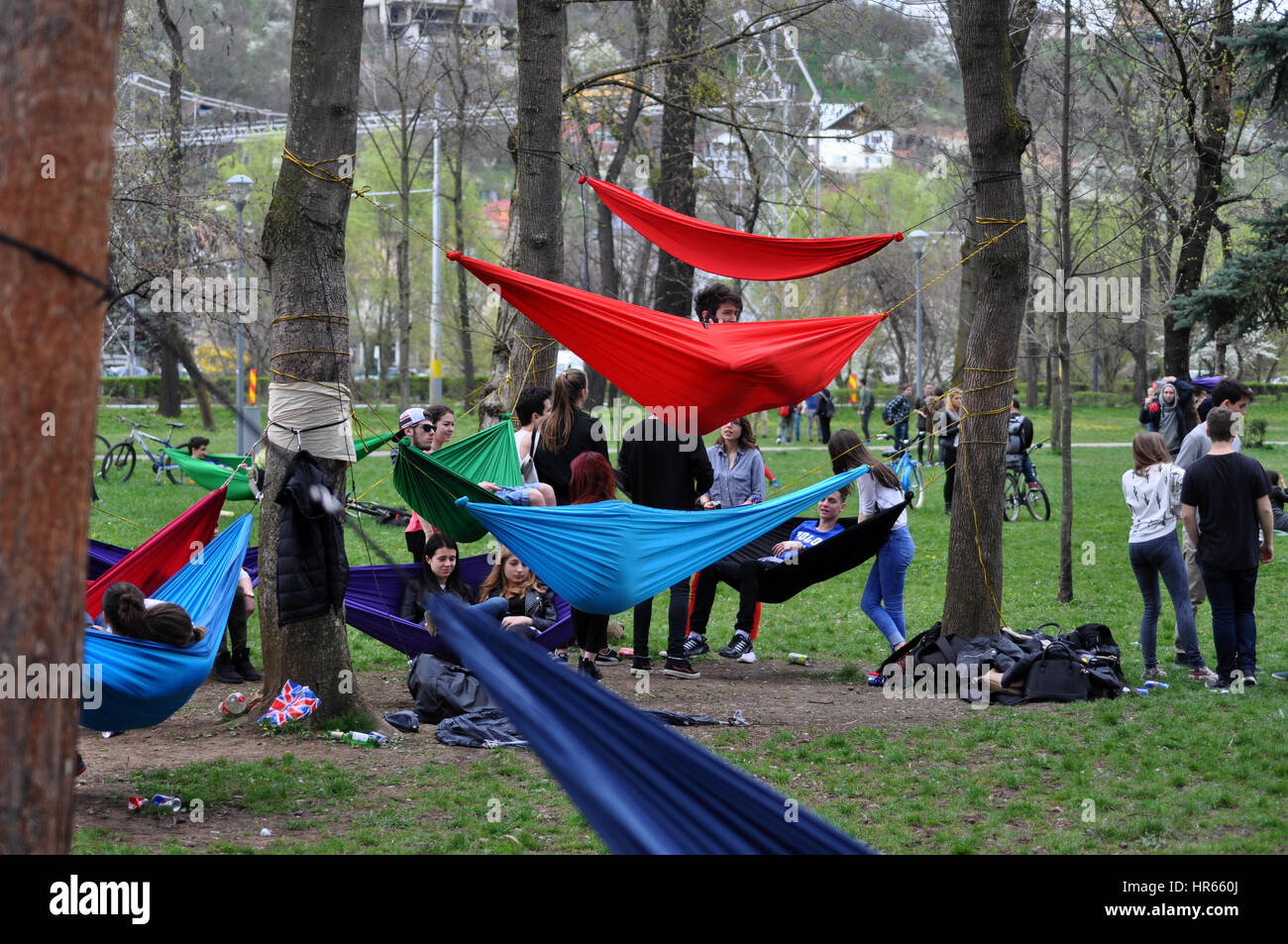 CLUJ-NAPOCA, ROUMANIE - 1 avril, 2016 : dans des hamacs dans le parc  Central lors de la grande journée Hamac Photo Stock - Alamy