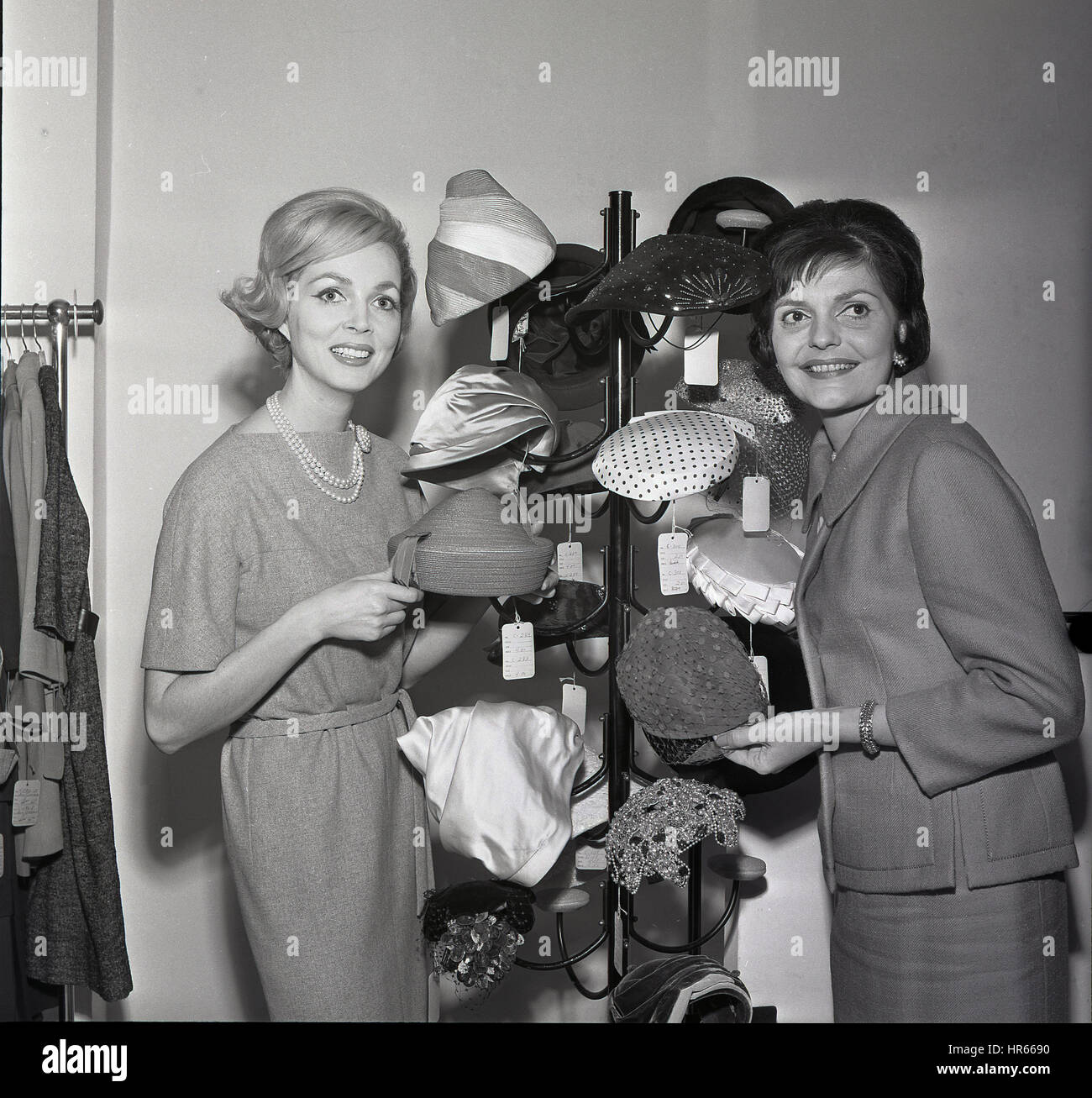 Années 1950, historiques, deux dames élégamment vêtu d'un chapeau de l'affichage. Banque D'Images
