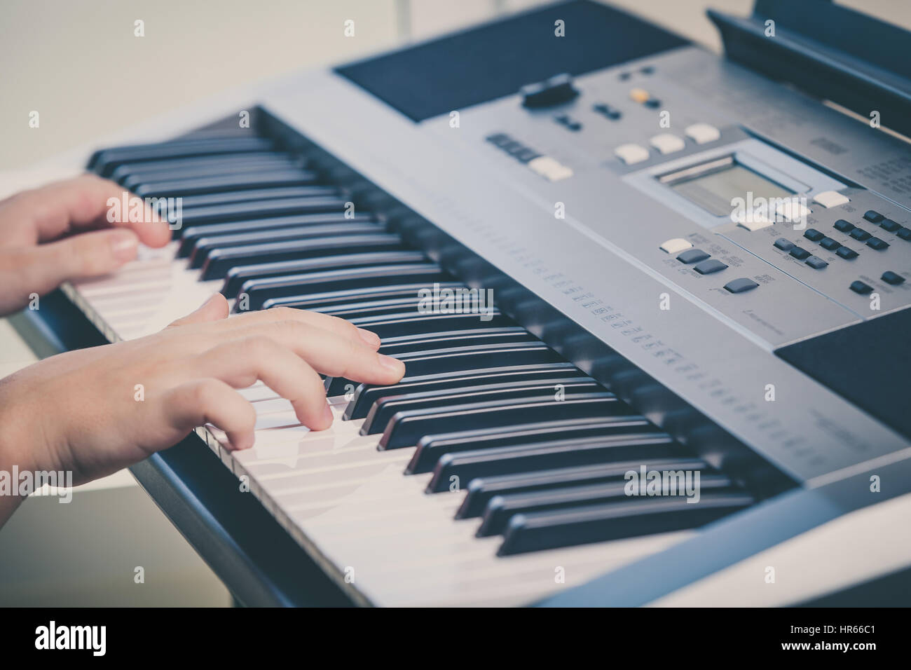 Little girl playing synthesizer close up Banque D'Images