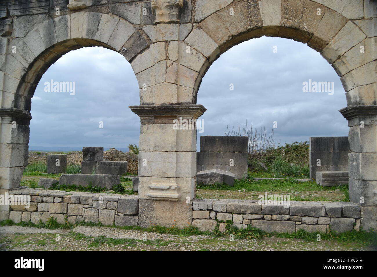 Volubilis est partiellement excavé et berbère au Maroc ville romaine située près de la ville de Meknès, communément considérée comme ancienne capitale du royaume de Maurétanie Banque D'Images