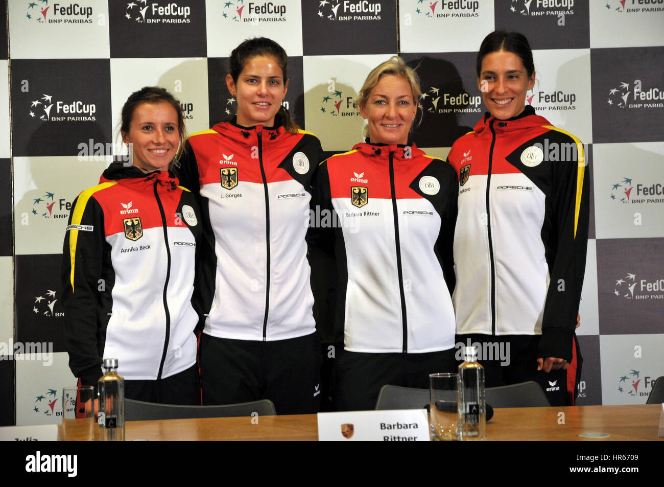 CLUJ-NAPOCA, Roumanie - 13 avril 2016 : l'équipe de tennis des femmes de l'Allemagne pose au cours de la conférence de presse avant de Tennis Fed Cup par BNP Paribas World Banque D'Images