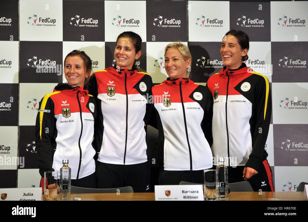 CLUJ-NAPOCA, Roumanie - 13 avril 2016 : l'équipe de tennis des femmes de l'Allemagne pose au cours de la conférence de presse avant de Tennis Fed Cup par BNP Paribas World Banque D'Images