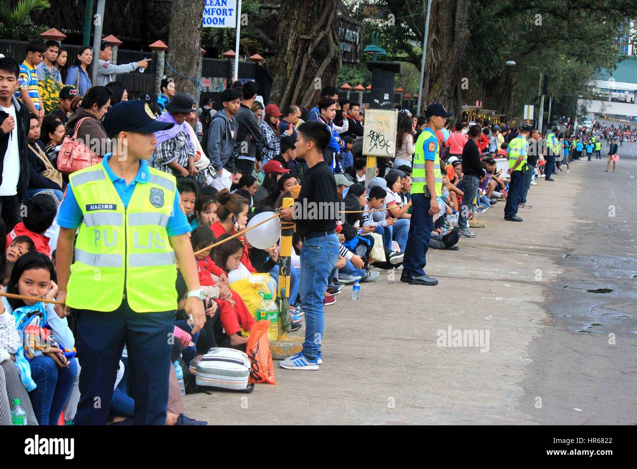 Baguio City, Philippines. Feb 26, 2017. Les membres de la Police nationale philippine en ligne dans toutes les rues de la parade pour donner le contrôle chanta et donner un juste la sécurité du public lors de la Parade de flottement dans le cadre de la célébration du Festival 2017 "Panagbenga" dans la ville de Baguio, le 26 février 2017. Pangabenga Festival est la Rose Parade version dans les Philippines et tous le flotteur était couverte de fleurs fraîches. Credit : Gregorio B. Dantes Jr./Pacific Press/Alamy Live News Banque D'Images