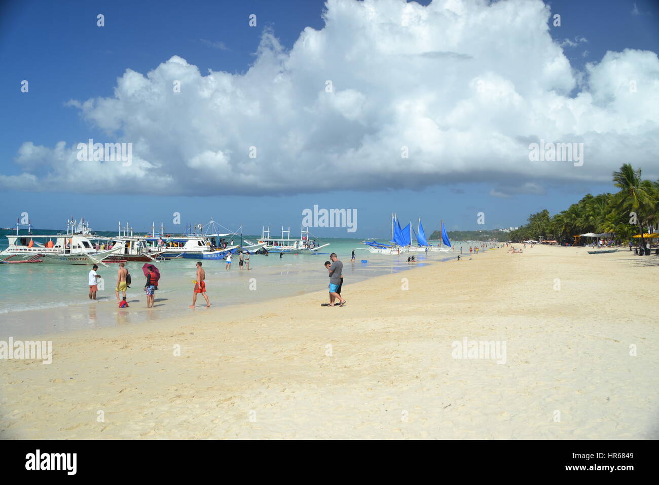 Belle plage de sable blanc sur l'île de Boracay, philippines. Banque D'Images