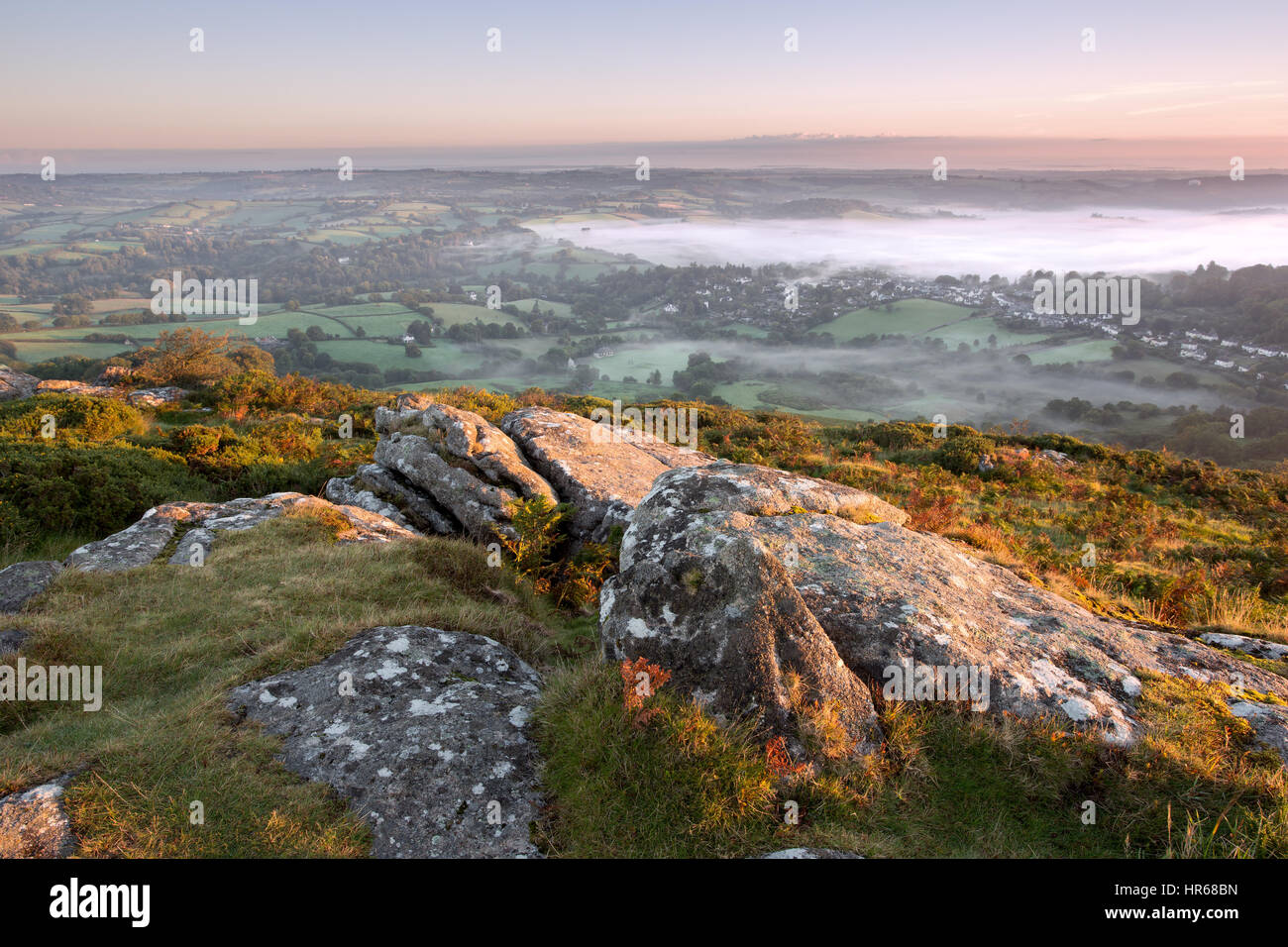 La vue sur Chagford at dawn pris de Meldon Hill Dartmoor National Park Devon Uk Banque D'Images La vue sur Chagford at dawn pris de Meldon Hill Dartmoor National Park Devon Uk Banque D'Images