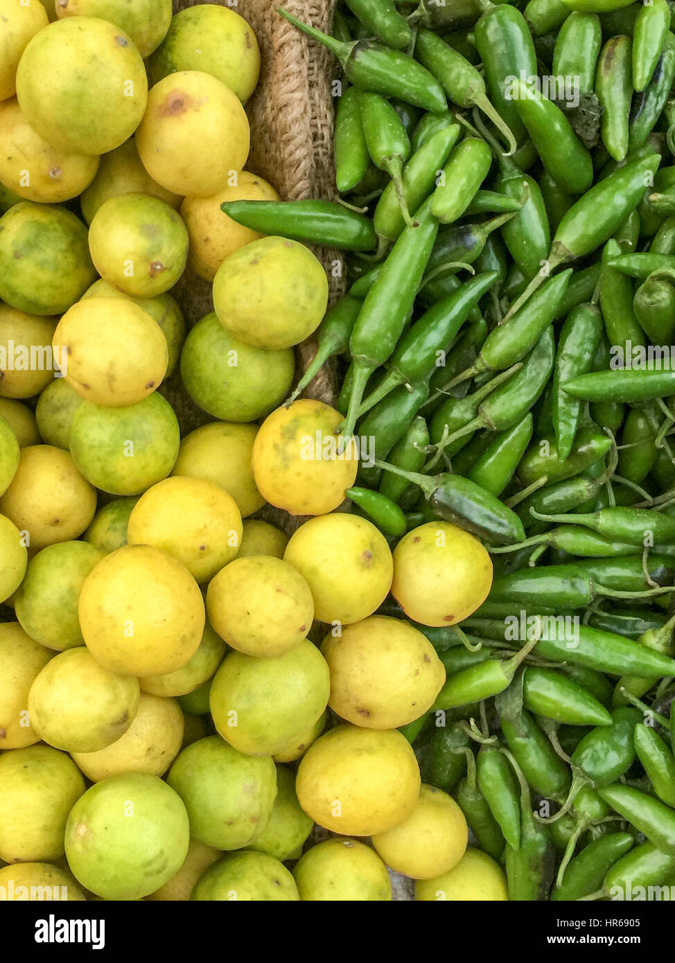 Et lime green chili sur affichage du marché Banque D'Images