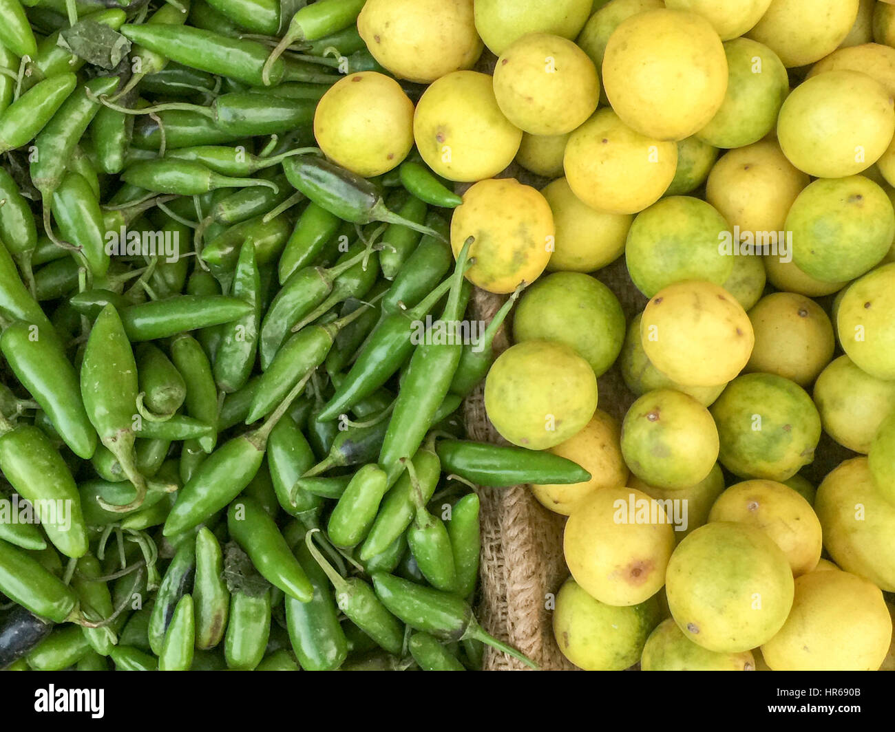 Et lime green chili sur affichage du marché Banque D'Images