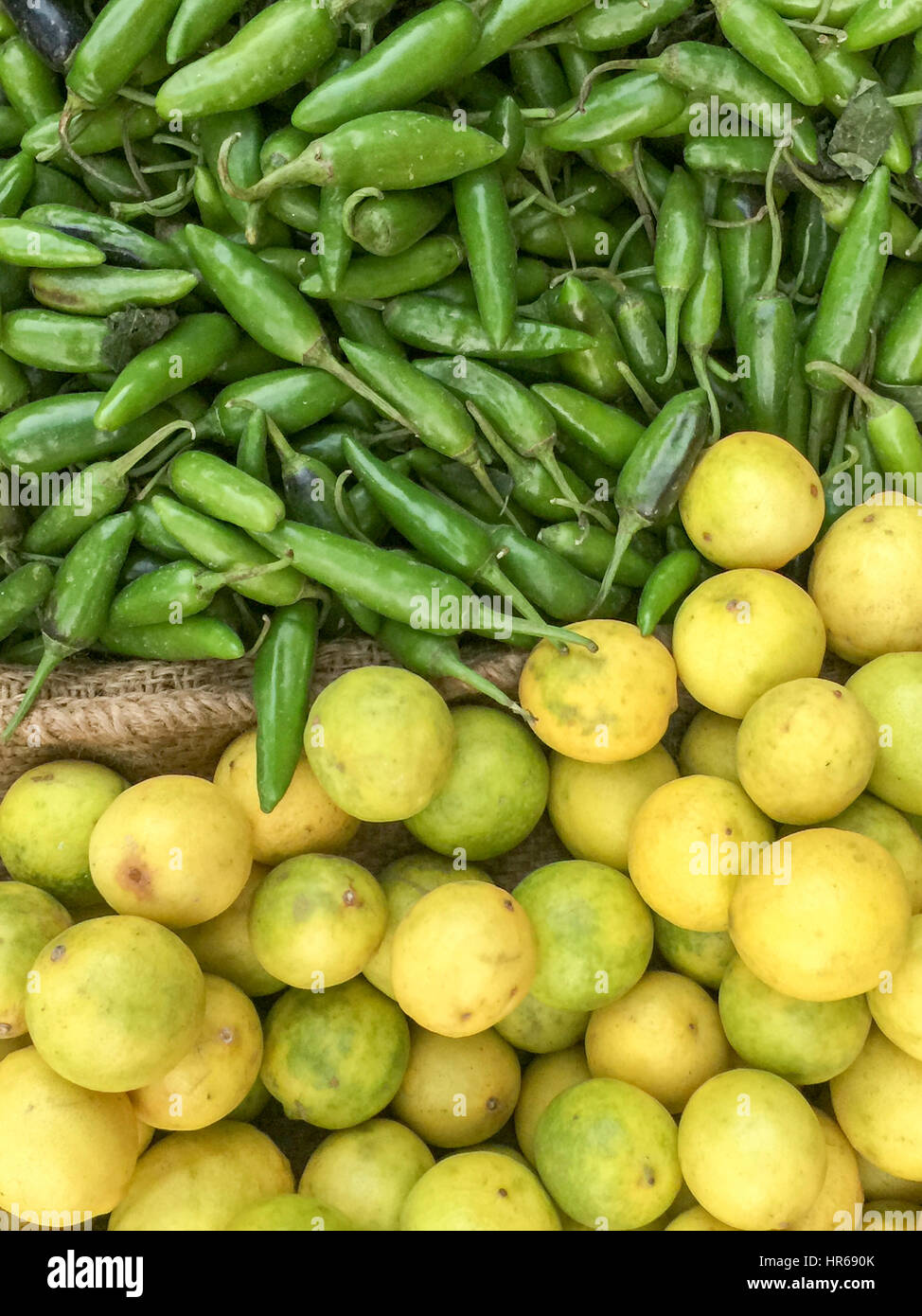 Et lime green chili sur affichage du marché Banque D'Images
