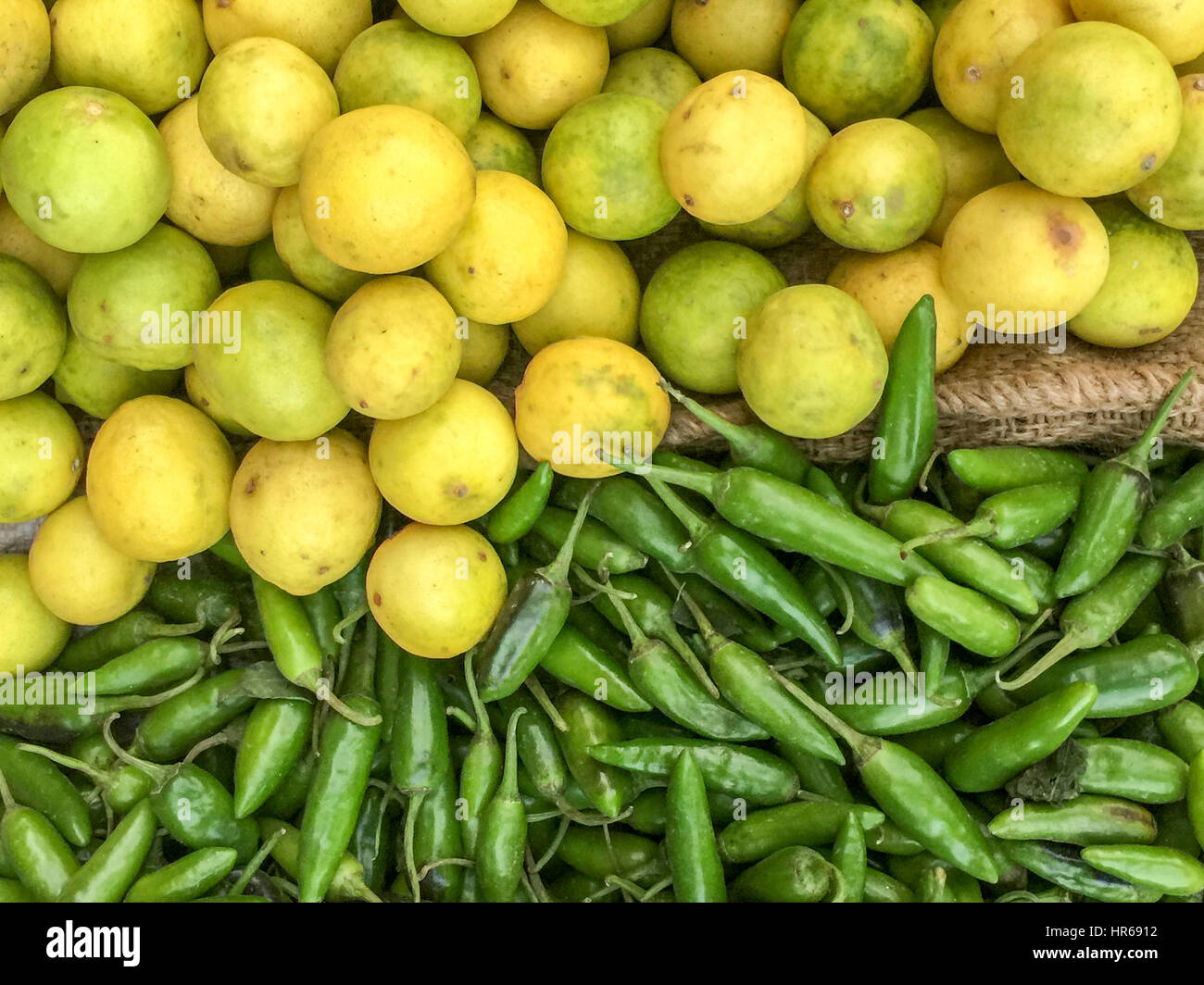 Et lime green chili sur affichage du marché Banque D'Images