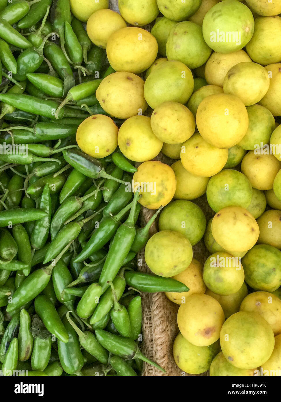 Et lime green chili sur affichage du marché Banque D'Images