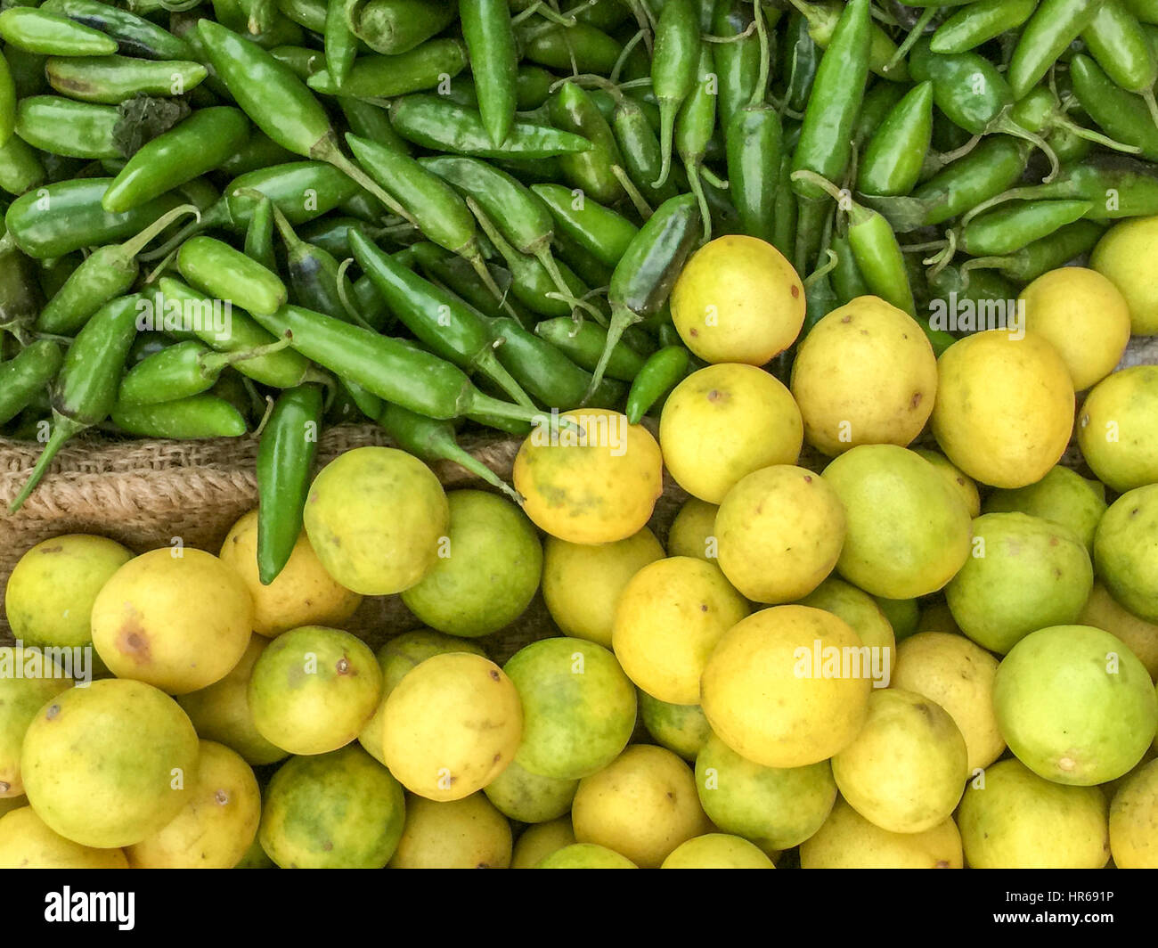 Et lime green chili sur affichage du marché Banque D'Images