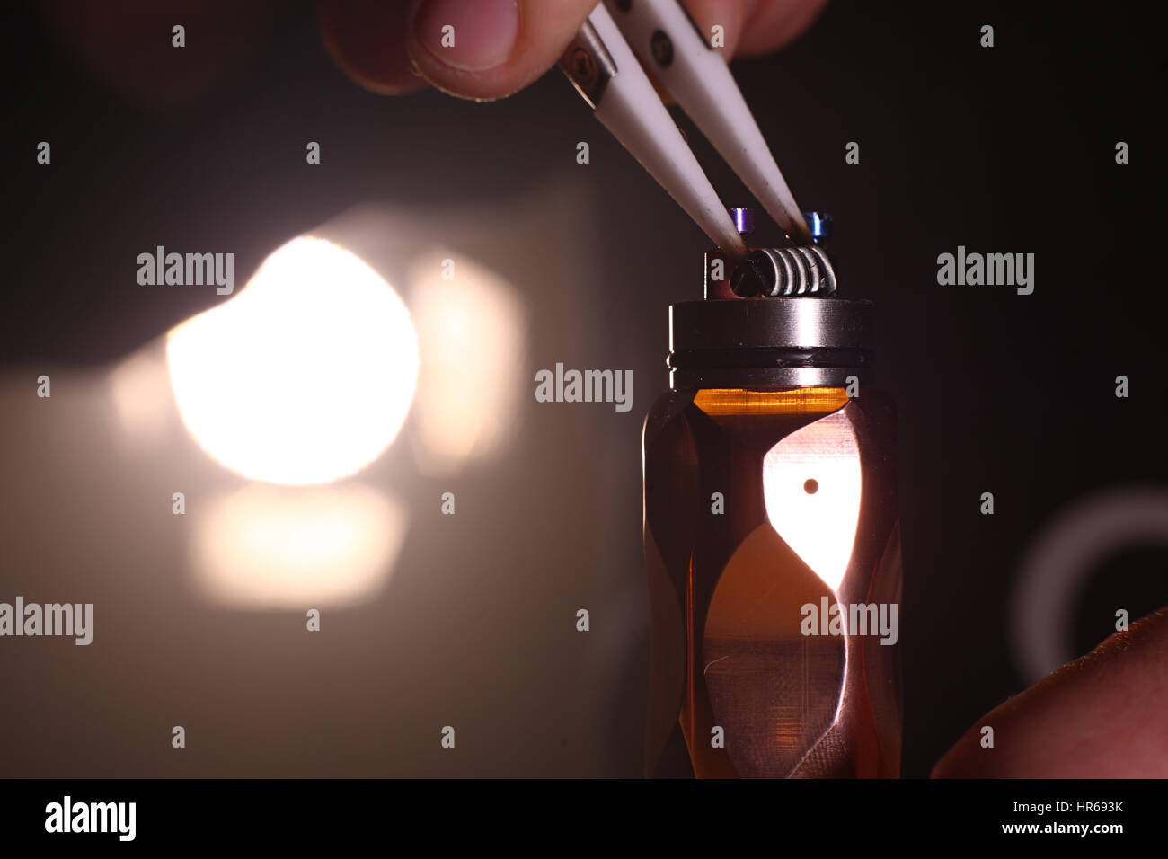 Essais, la nouvelle double micro kanthal bobines sur le pont de base les atomiseurs pour cigarette électronique vaping, Close up scène. Banque D'Images