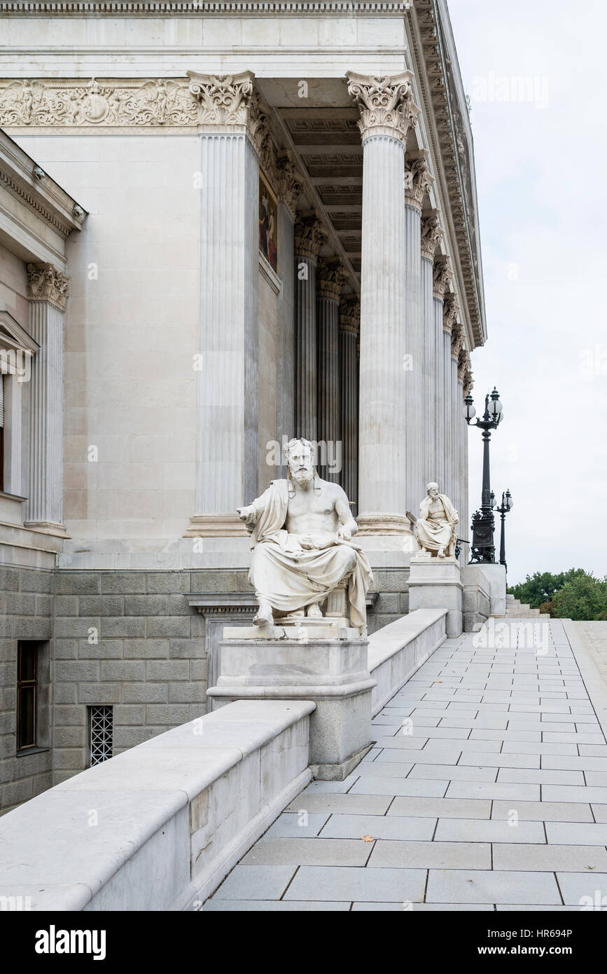 Une marche en pierre et statues mènent à la façade ouvragée de l'édifice du parlement autrichien à Vienne en Autriche. Banque D'Images