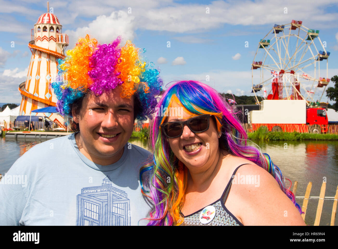 Un couple portant des perruques colorées à Carfest au Nord dans le parc du château d'Bolesworth, Cheshire, Royaume-Uni. Banque D'Images