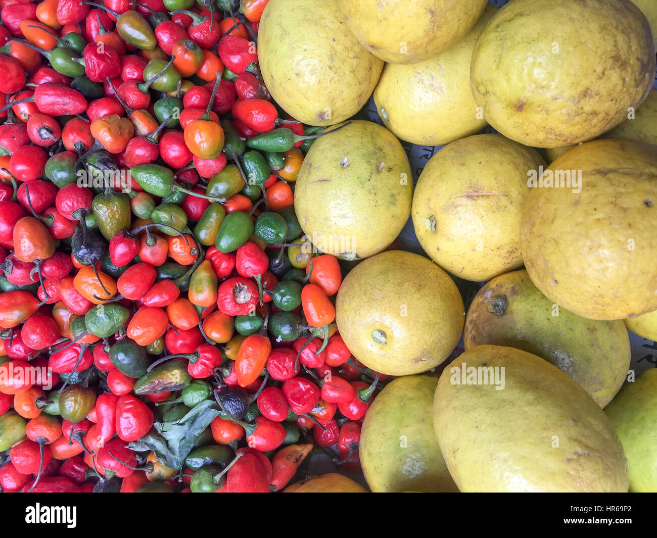 Chili et de Lime sur l'affichage du marché Banque D'Images