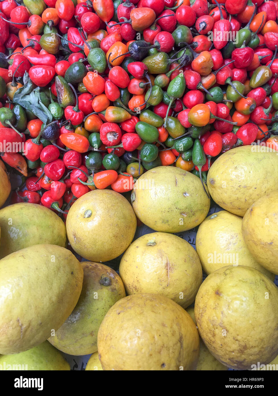 Chili et de Lime sur l'affichage du marché Banque D'Images