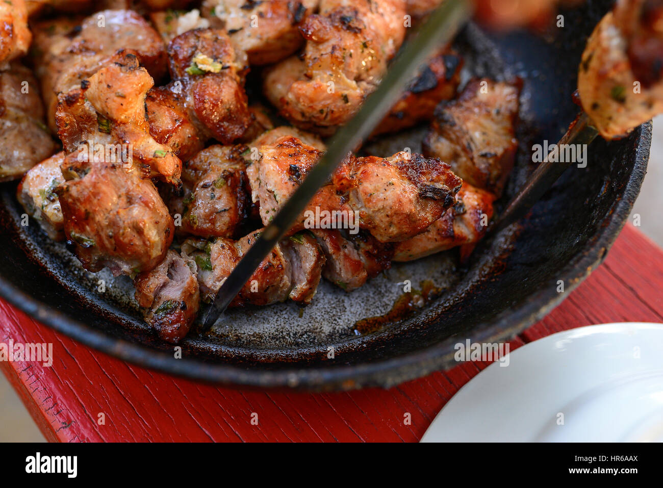 La viande barbecue mariné grillé (kebab) interrogatoire de la viande de porc sur les brochettes en métal. Sur le barbecue. Banque D'Images