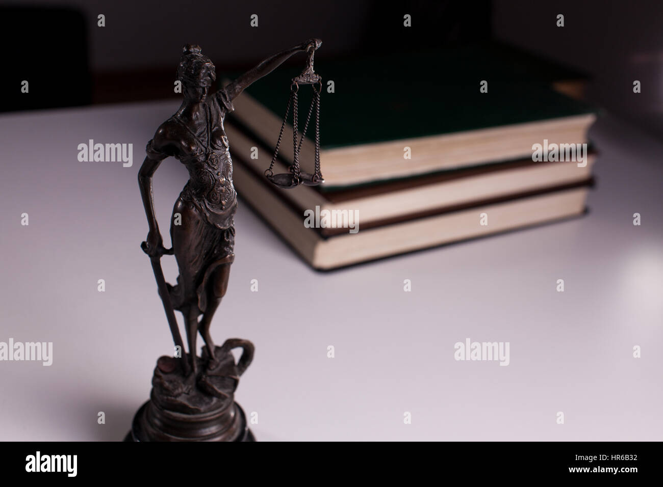 Themis sur un tableau blanc dans le contexte des livres. Banque D'Images