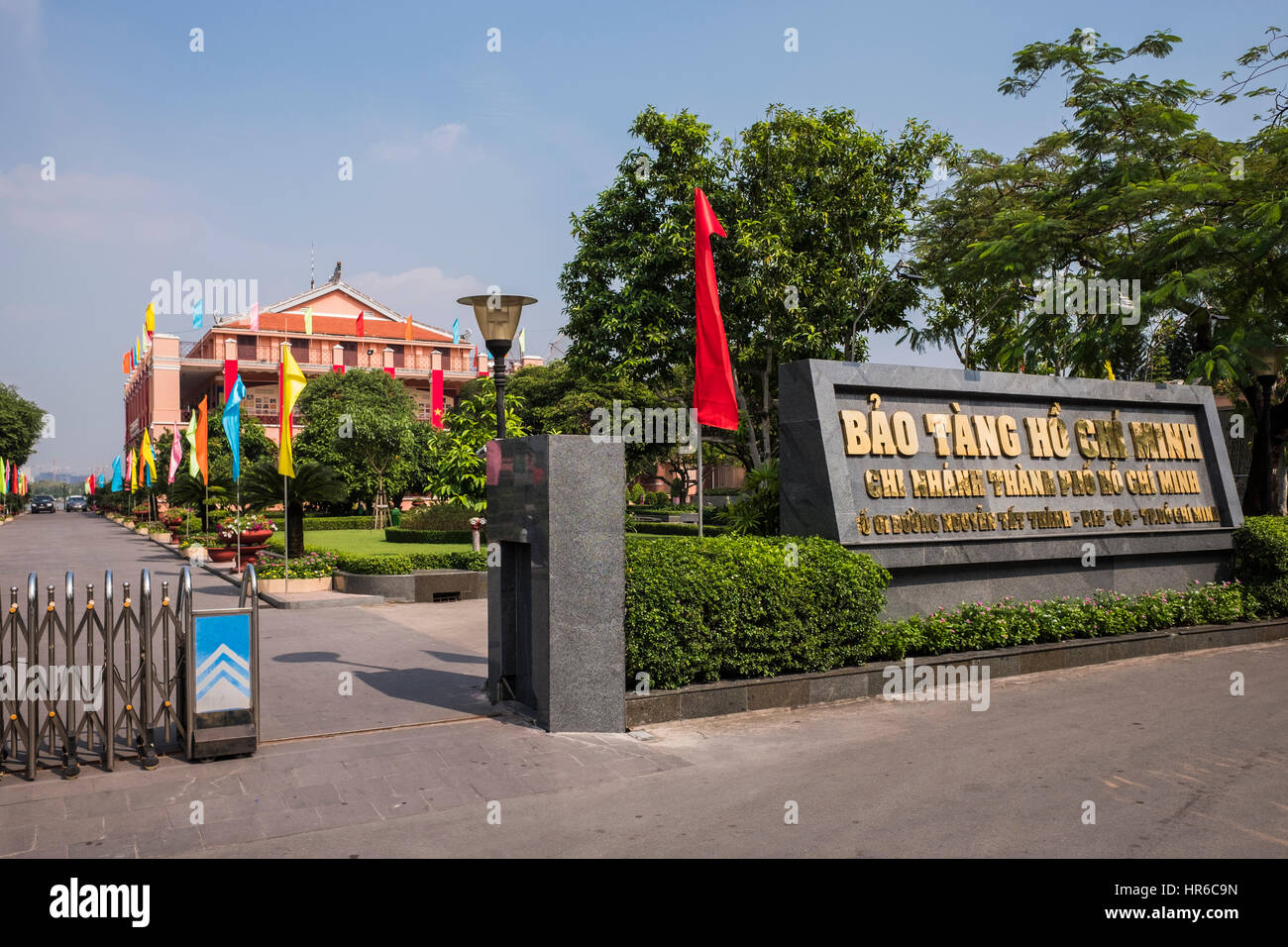 Ho Chi Minh museum sur la rive de la rivière Saigon, Ho Chi Minh City, Vietnam Banque D'Images