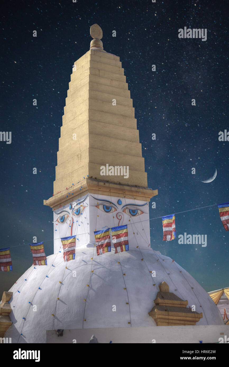 Voir la soirée de Bodhnath stupa . Katmandou . Le Népal. nuit les étoiles brillent et la lune Banque D'Images