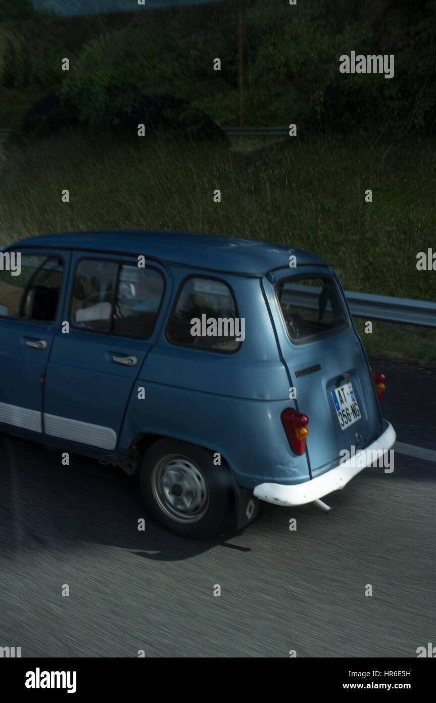 Renault 4L excès de vitesse sur l'autoroute, Normandie, France Banque D'Images