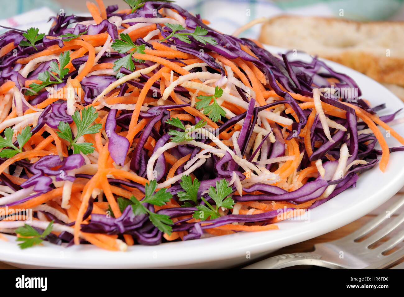 Salade de chou de chou rouge avec des carottes, céleri-rave Banque D'Images