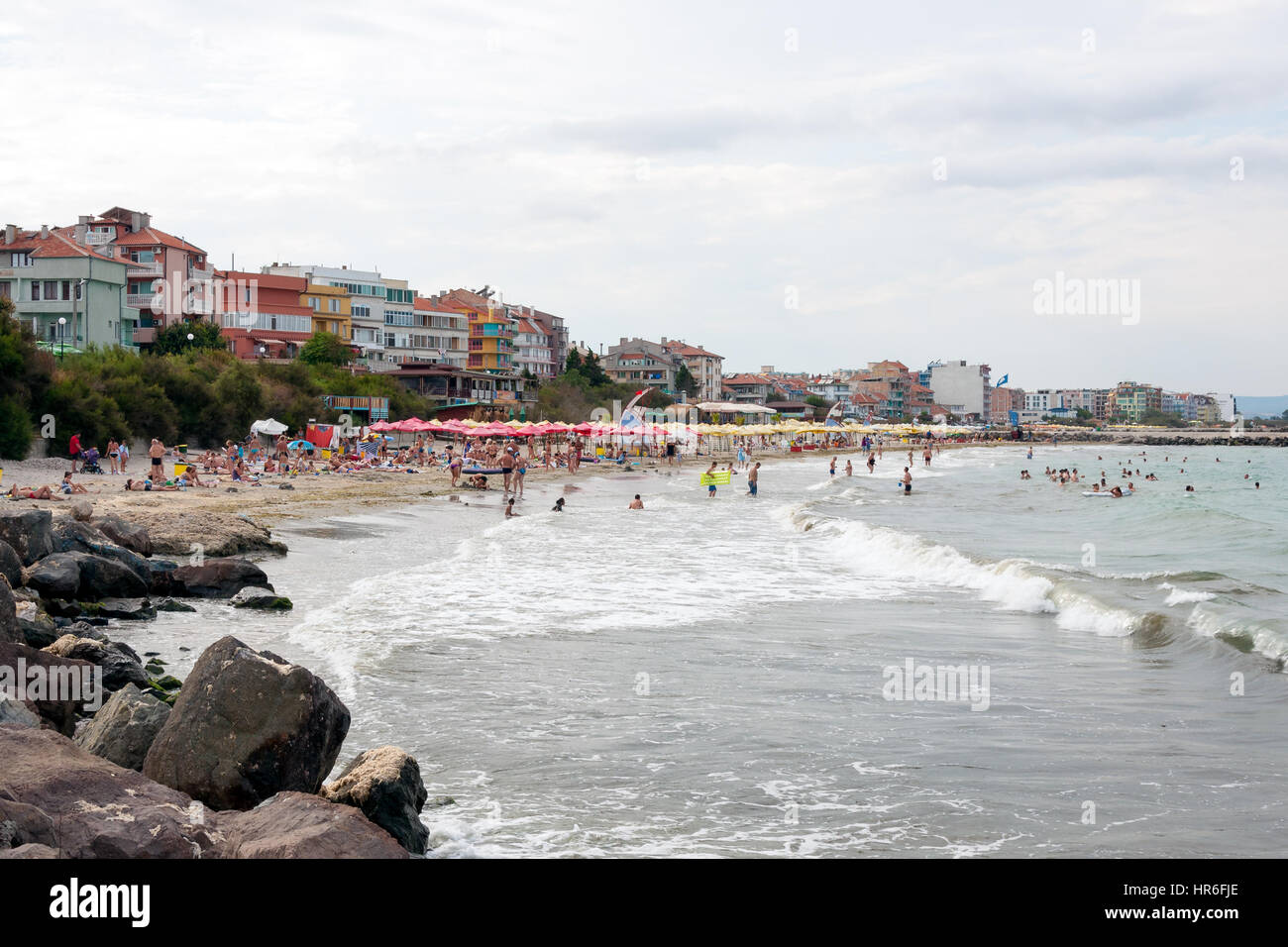 Les gens de profiter de la mer à la plage de Pomorie sur la rive de la mer Noire, Bulgarie Banque D'Images