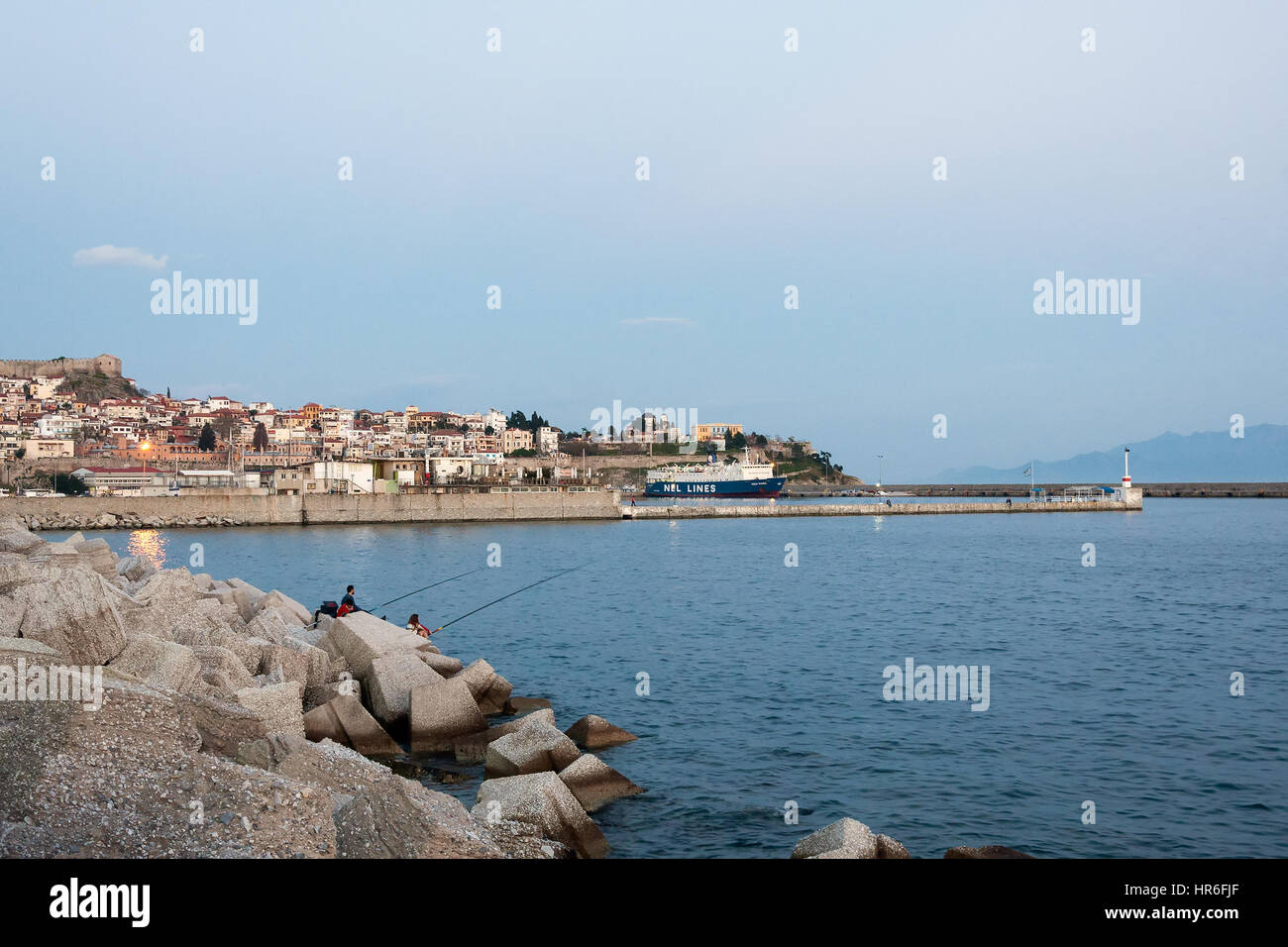 Les pêcheurs à la côte de la mer Egée et panorama de Kavala, Grèce Banque D'Images