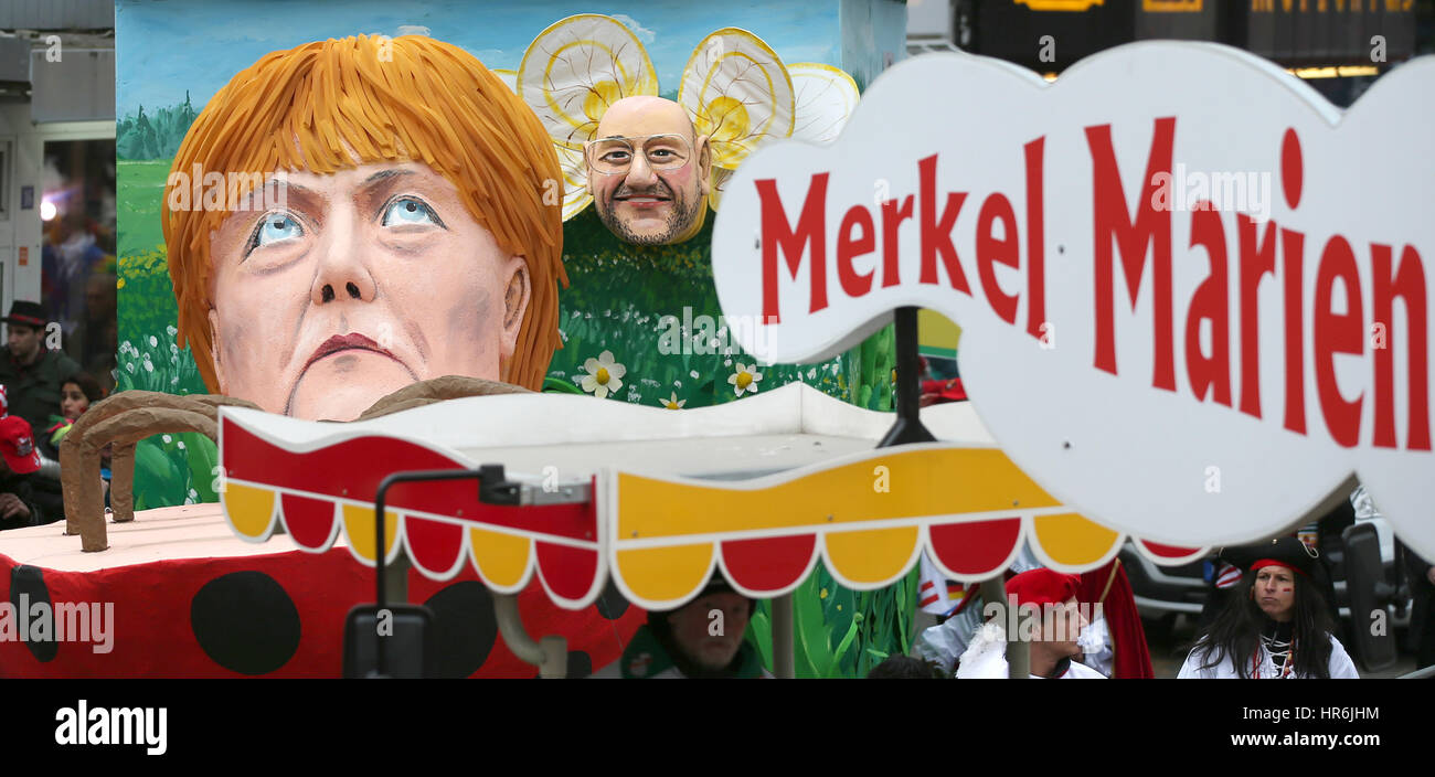 Cologne, Allemagne. Feb 27, 2017. Le flottement topique appelé 'Merkel Marienkaefer' (lit. 'Merkel Ladybird') illustrant la Chancelière Merkel comme un bug sans défense et candidat SPD à la chancellerie, Martin Schulz comme une abeille peut être vu au traditionnel défilé de carnaval lundi gras à Cologne, Allemagne, 27 février 2017. 'Wenn mer uns Pänz sinn, sin mer vun de Söck' (lit. "Quand nous voyons nos enfants, nous sommes emporté sur nos pieds') est la devise du carnaval de Cologne. Photo : Oliver Berg/dpa/Alamy Live News Banque D'Images