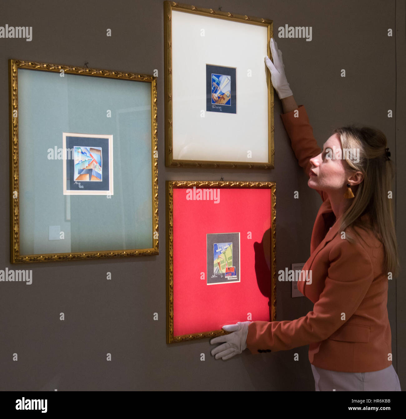 Bonhams, Londres, 27 février 2017. Un membre du personnel de Bonhams se redresse d'un jeu de trois aquarelles de Mino Della Site ; 'Sintesi di Virata', 'Aeropittura' et 'Sogno Delli'Aviere', avec l'ensemble prévu entre 5 000 € et 7 000 €, à l'impressionniste Bonhams et vente d'art moderne à l'aperçu de la presse leur Mayfair Gallery de Londres. Crédit : Paul Davey/Alamy Live News Banque D'Images