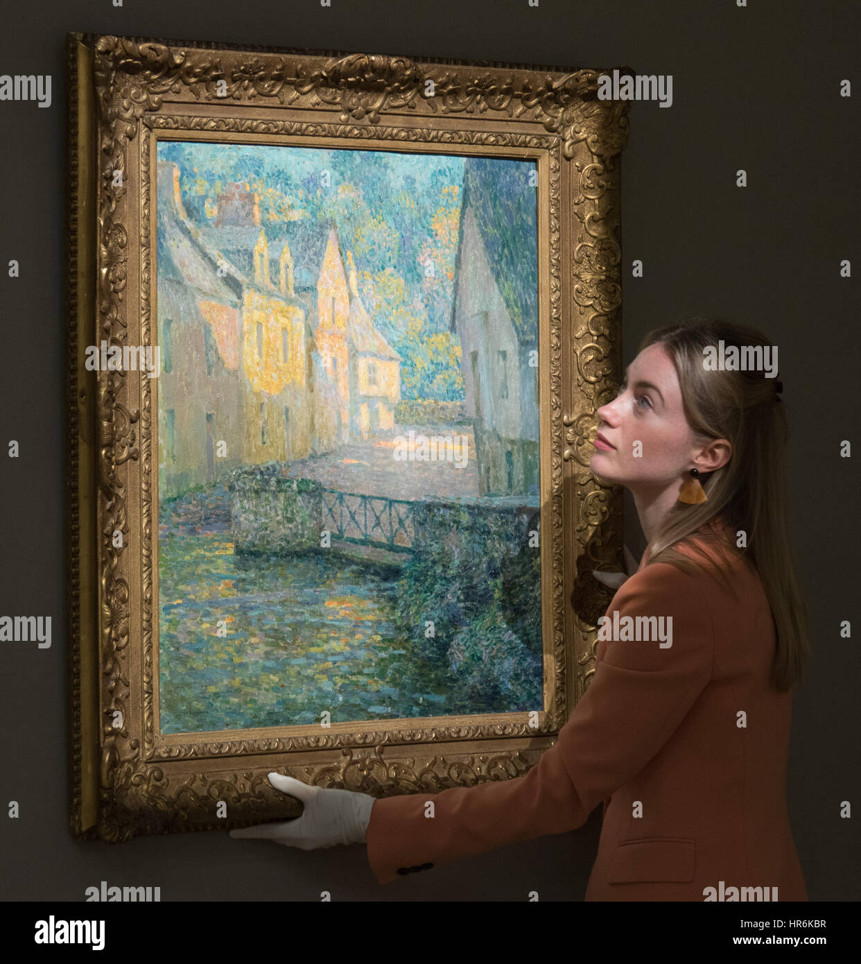 Bonhams, Londres, 27 février 2017. Un membre du personnel de Bonham se redresse Henri Le Sidaner's 'Matin doré', qui devrait récupérer entre £150 000 et 200 000 €, à l'impressionniste Bonhams et vente d'art moderne à l'aperçu de la presse leur Mayfair Gallery de Londres. Crédit : Paul Davey/Alamy Live News Banque D'Images