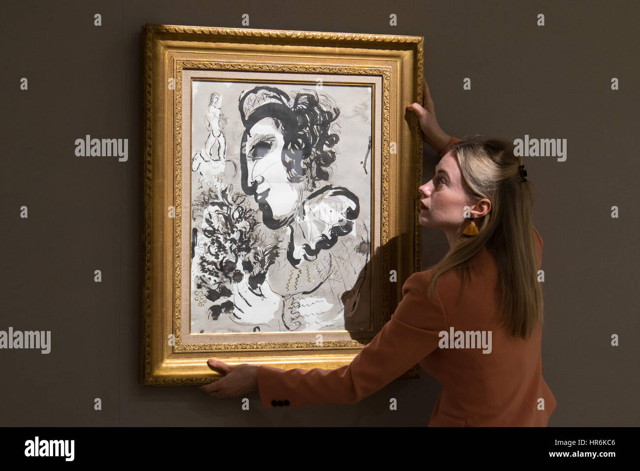 Bonhams, Londres, 27 février 2017. Un membre du personnel de Bonhams ajuste la pendaison de Marc Chagall's 'Clown au bouquet de fleurs", qui est prévu de vendre pour 100 000 € entre 150 000 € et, à l'impressionniste Bonhams et vente d'art moderne à l'aperçu de la presse leur Mayfair Gallery de Londres. Crédit : Paul Davey/Alamy Live News Banque D'Images