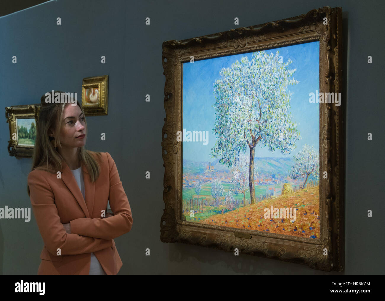 Bonhams, Londres, 27 février 2017. Un membre du personnel de Bonhams admire Francis Picabia's 'Les soutient en fleurs Villeneuve-sur-Yonne", qui devrait vendre pour 130 000 € entre 180 000 € et, à l'impressionniste Bonhams et vente d'art moderne à l'aperçu de la presse leur Mayfair Gallery de Londres. Crédit : Paul Davey/Alamy Live News Banque D'Images