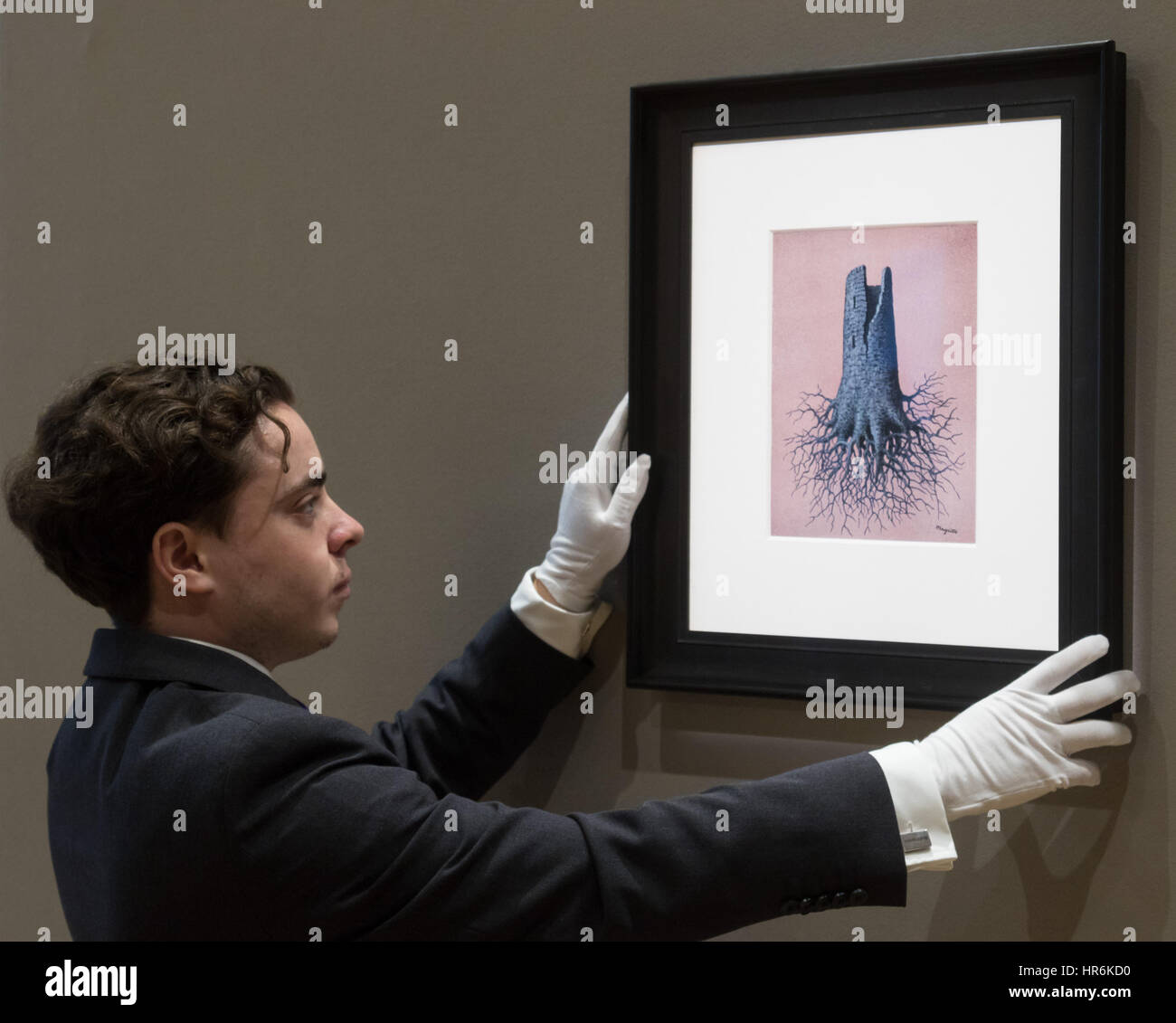 Bonhams, Londres, 27 février 2017. Un membre du personnel de Bonhams raccroche René Magritte's 'La folie Alamyer', d'une valeur comprise entre 300 000 € et 500 000 €, à l'impressionniste Bonhams et vente d'art moderne à l'aperçu de la presse leur Mayfair Gallery de Londres. Crédit : Paul Davey/Alamy Live News Banque D'Images