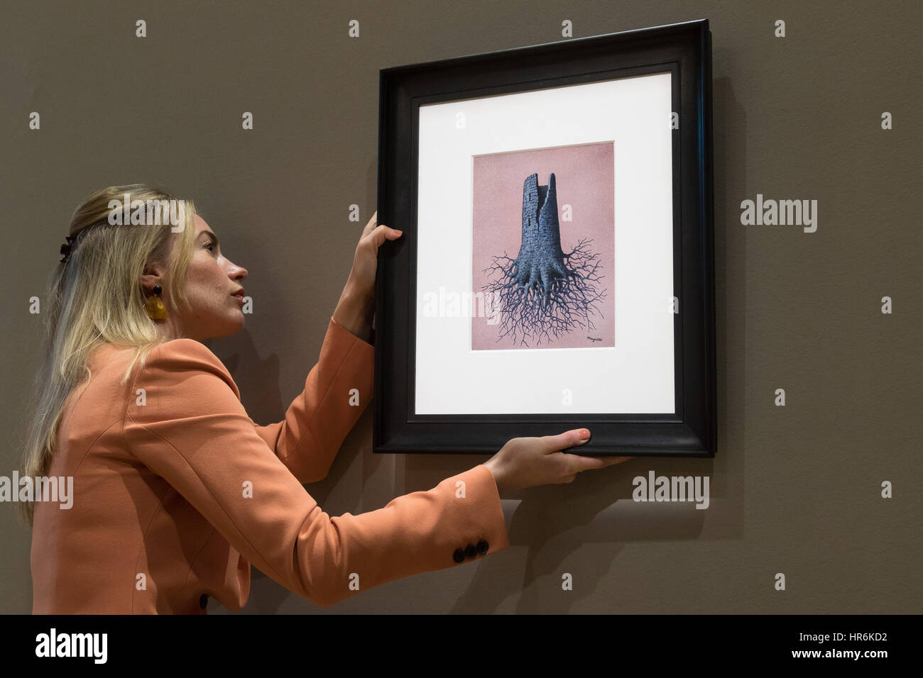 Bonhams, Londres, 27 février 2017. Un membre du personnel de Bonhams raccroche René Magritte's 'La folie Alamyer', d'une valeur comprise entre 300 000 € et 500 000 €, à l'impressionniste Bonhams et vente d'art moderne à l'aperçu de la presse leur Mayfair Gallery de Londres. Crédit : Paul Davey/Alamy Live News Banque D'Images