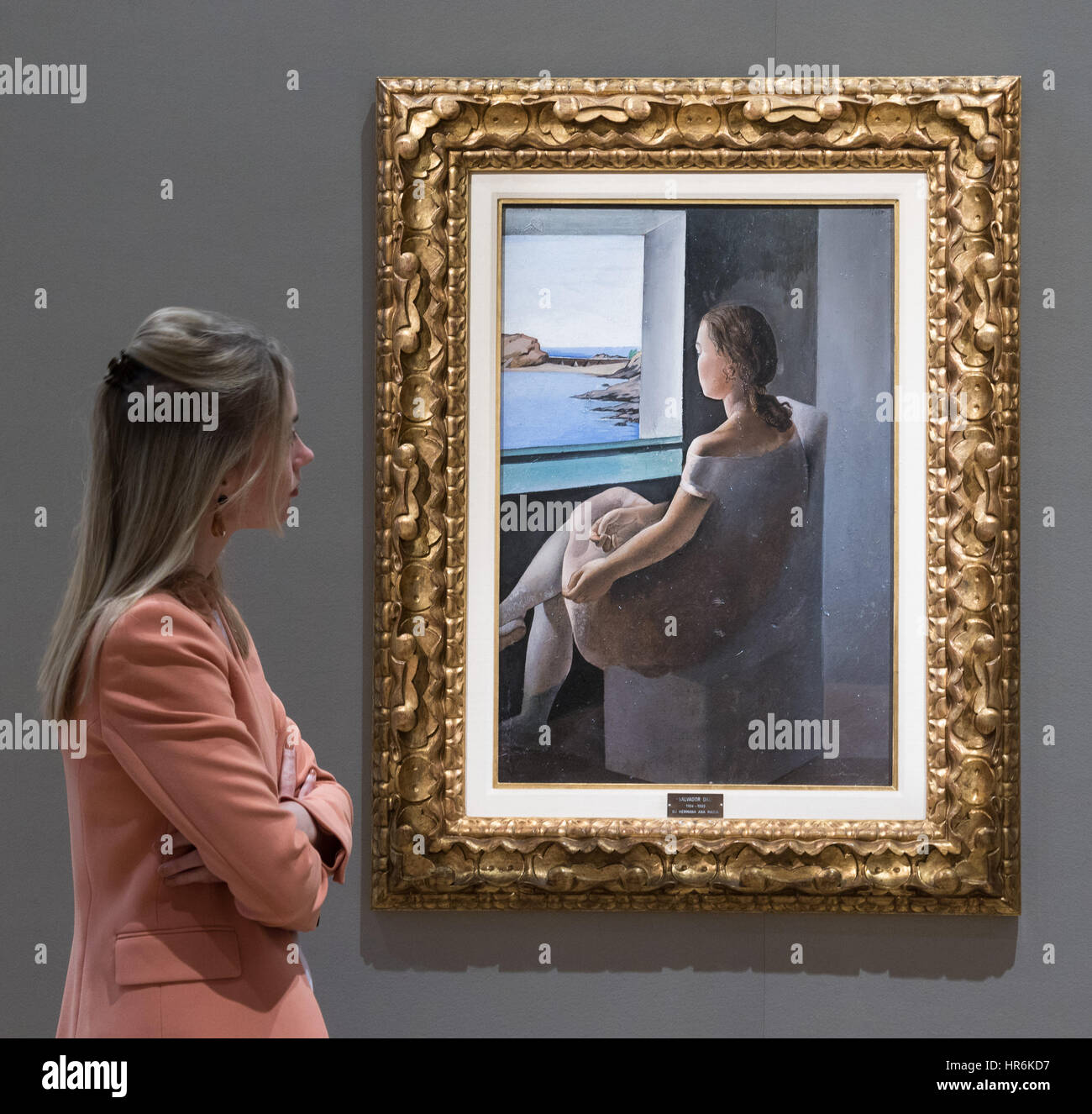 Bonhams, Londres, 27 février 2017. Un membre du personnel de Bonhams admire Salvador Dali's 'Figura de perfil', qui devrait récupérer entre EUR 800,0000 € 1 200 000 et, à l'impressionniste Bonhams et vente d'art moderne à l'aperçu de la presse leur Mayfair Gallery de Londres. Crédit : Paul Davey/Alamy Live News Banque D'Images