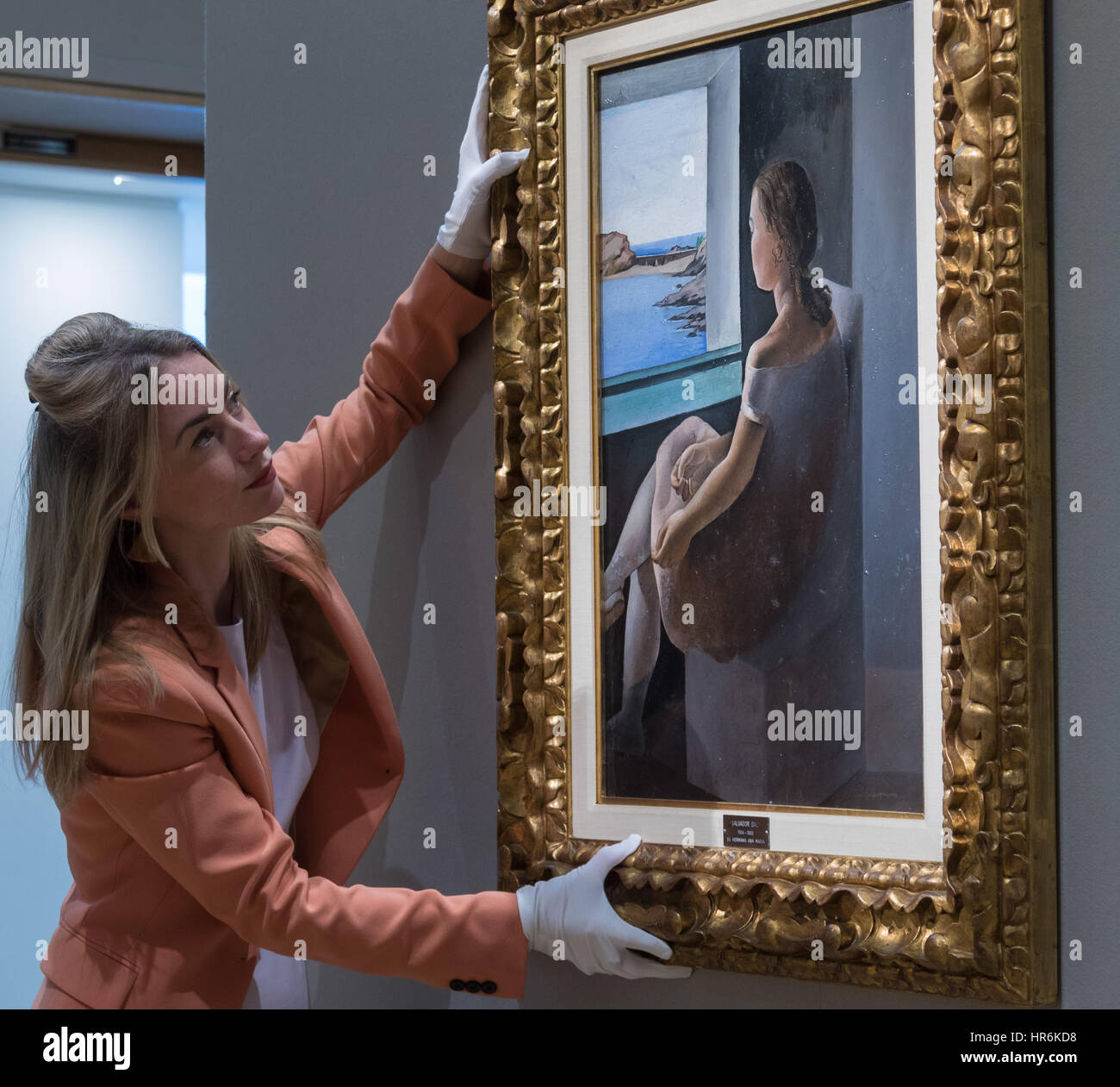 Bonhams, Londres, 27 février 2017. Un membre du personnel de Bonhams ajuste Salvador Dali's 'Figura de perfil', qui devrait récupérer entre EUR 800,0000 € 1 200 000 et, à l'impressionniste Bonhams et vente d'art moderne à l'aperçu de la presse leur Mayfair Gallery de Londres. Crédit : Paul Davey/Alamy Live News Banque D'Images