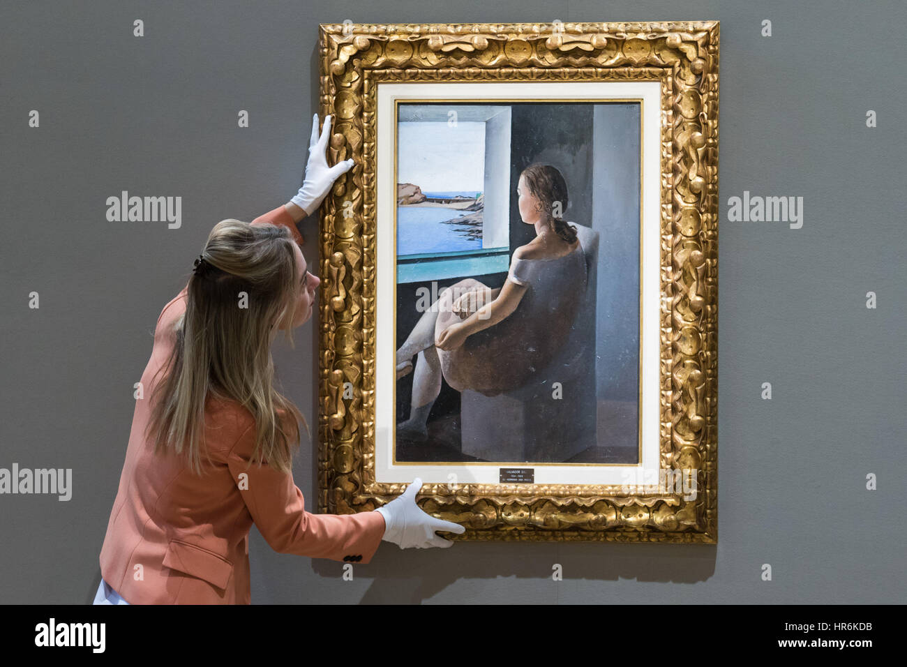 Bonhams, Londres, 27 février 2017. Un membre du personnel de Bonhams ajuste Salvador Dali's 'Figura de perfil', qui devrait récupérer entre EUR 800,0000 € 1 200 000 et, à l'impressionniste Bonhams et vente d'art moderne à l'aperçu de la presse leur Mayfair Gallery de Londres. Crédit : Paul Davey/Alamy Live News Banque D'Images