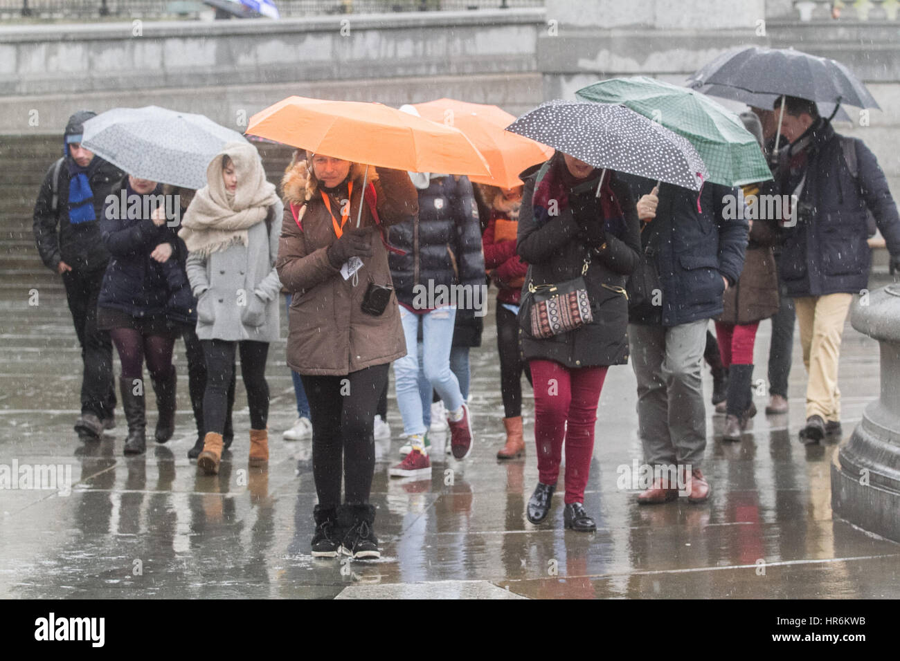 Londres, Royaume-Uni. Feb 27, 2017. Les piétons à l'abri de la pluie à Trafalgar Square comme Storm Ewan est prévu d'apporter le chaos et la météo 60mph vents pour de nombreuses régions de France Crédit : amer ghazzal/Alamy Live News Banque D'Images