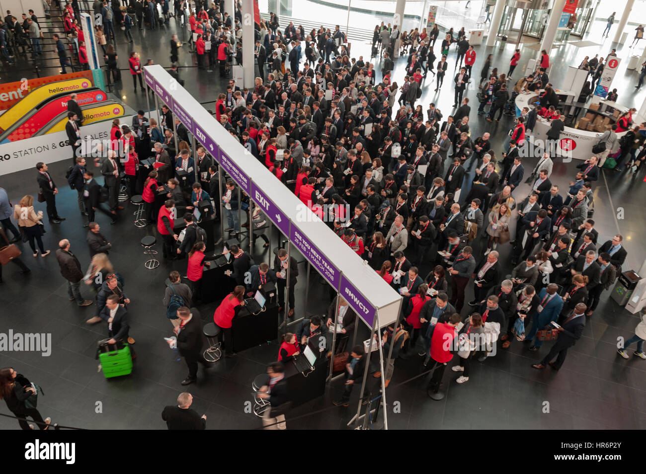 Barcelone, Espagne. Feb 27, 2017. Attendre les visiteurs à entrer pour le Mobile World Congress à Barcelone, Espagne. Crédit : Charlie Perez/Alamy Live News Banque D'Images