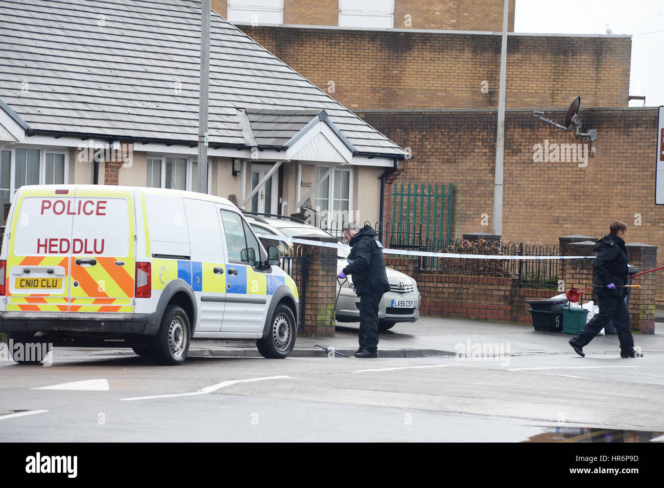 Sandfields, Port Talbot, Pays de Galles, Royaume-Uni. Feb 27, 2017. Police recherche draine au Dalton Road Sandfields Port Talbot où un homme a été trouvé mort. Les policiers enquêtent sur la mort suspecte d'un homme à Port Talbot qui s'est passé dans les premières heures de ce matin. Le 37-year-old victime a été retrouvé avec de graves blessures à la suite d'un incident dans le chemin Dalton. Un homme de 33 ans a été arrêté et est actuellement en garde à vue. Crédit : Steven Phillips/Alamy Live News Banque D'Images