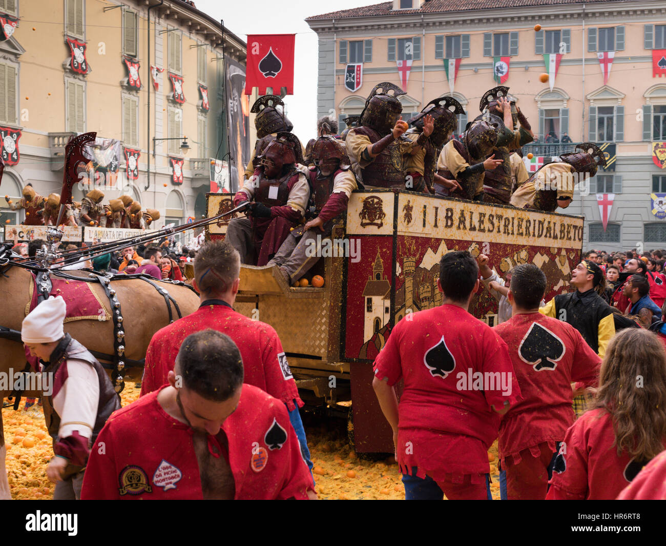 Ivrea, Italie 27 février 2017 : la bataille des oranges. Le carnaval d'Ivrea est un des plus spectaculaires de l'Italie la tradition de jeter des oranges entre groupes organisés. crédit : optikat/Alamy live news Banque D'Images