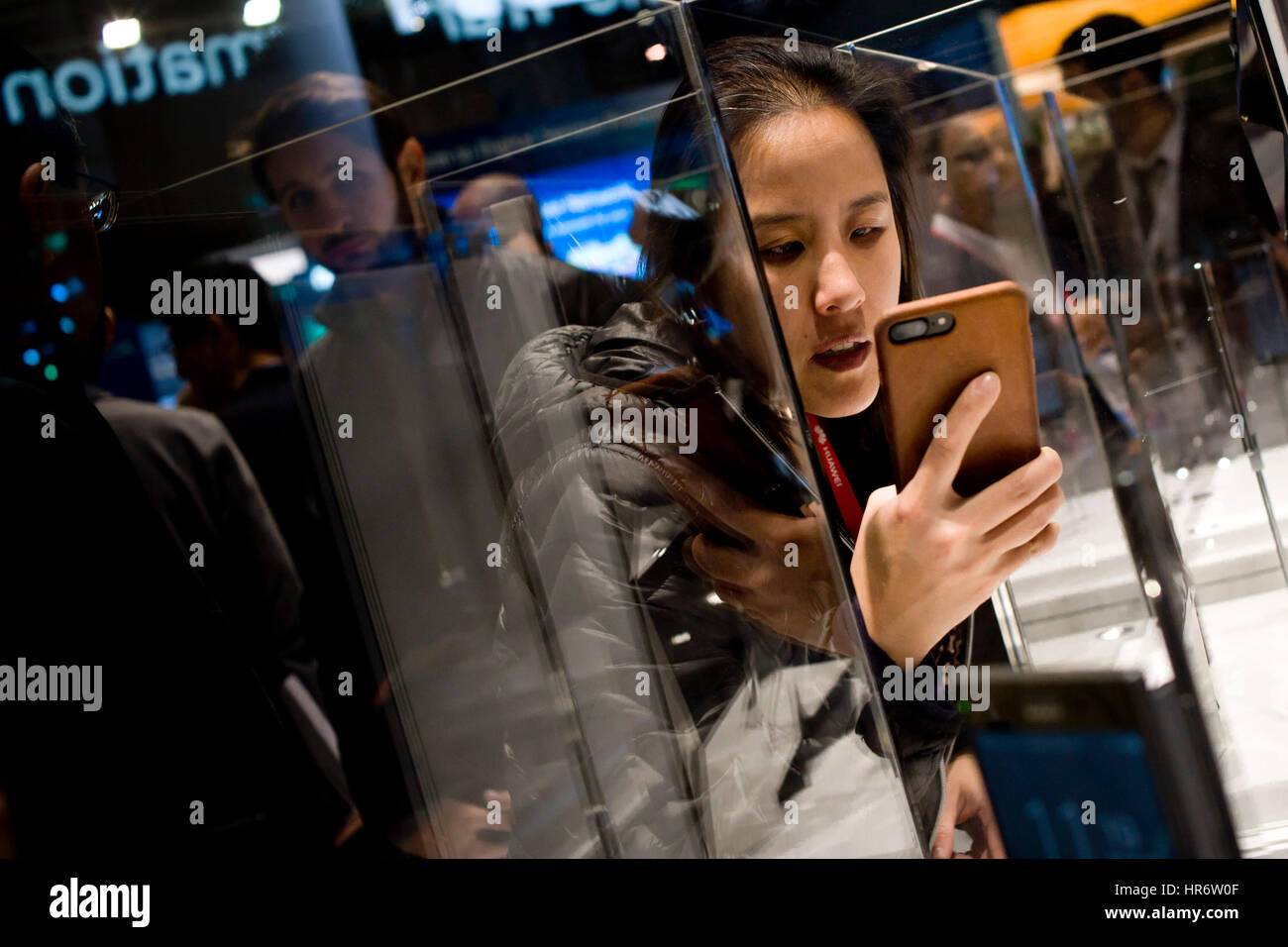 Barcelone, Catalogne, Espagne. Feb 27, 2017. Une attende prend des photos des nouveaux appareils lancés par Sony au cours de la première journée de l'exercice Mobile World Congress, mobile le plus important au monde en juste qui rassemble les principales sociétés de téléphonie mobile et où les derniers développements dans le secteur sont présentés. Crédit : Jordi Boixareu/Alamy Live News Banque D'Images