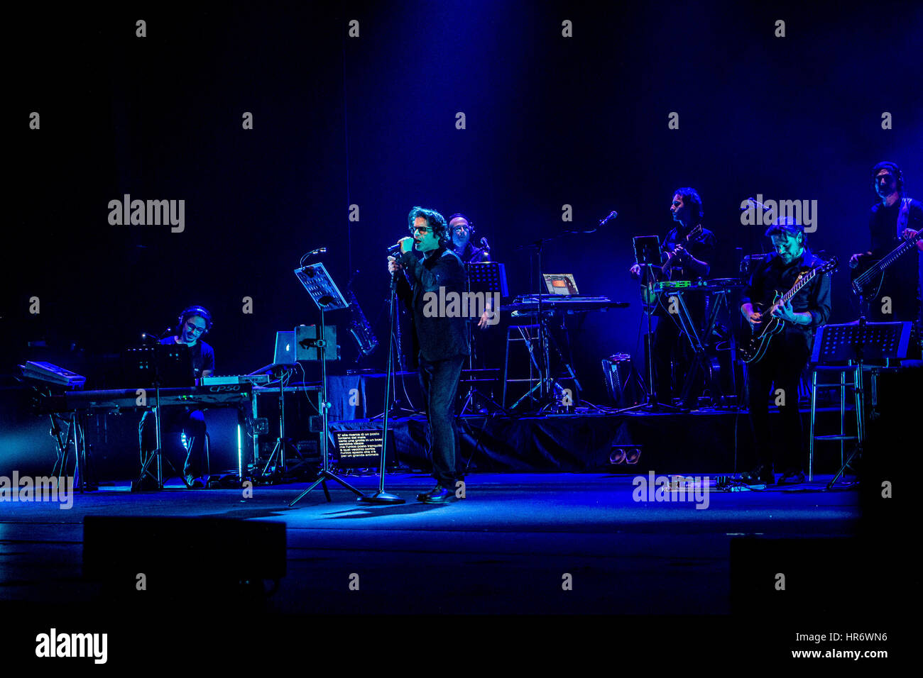 Milano, IT, 27 février 2017. Le chanteur italien Samuele Bersani effectue live au Teatro degli Arcimboldi Banque D'Images