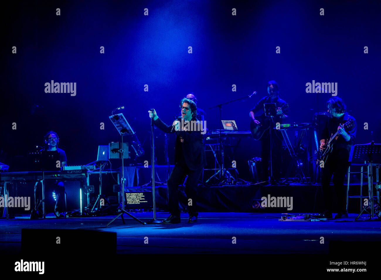Milano, IT, 27 février 2017. Le chanteur italien Samuele Bersani effectue live au Teatro degli Arcimboldi Banque D'Images