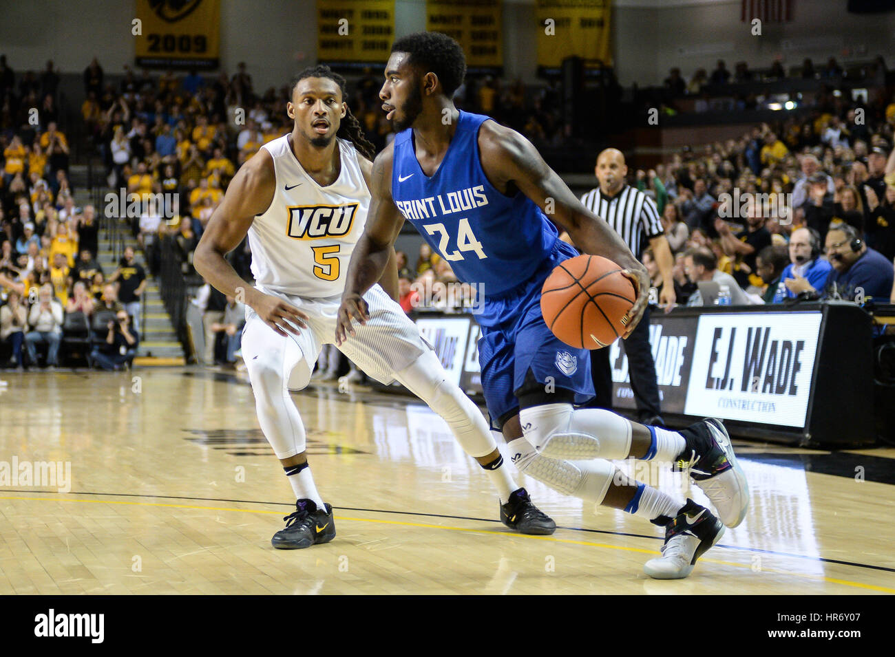 22 février 2017 - DOUG BROOKS (5) défend contre AARON HINES (24) au cours de la première moitié du jeu tenue à E.J. À l'Arène Wade Stuart C. Siegel Center, Richmond, Virginie. Credit : Amy Sanderson/ZUMA/Alamy Fil Live News Banque D'Images