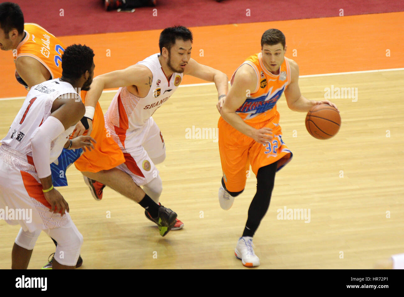 La Chine. 28 Février, 2017. Jimmer Fredette dans jeu de l'ABC. D'après la conférence de presse tenue à Shanghai, Jimmer Fredette est élu MVP des joueurs de l'ABC.Jimmer Fredette est un joueur américain de basket-ball pour le Shanghai Sharks de la Chinese Basketball Association Crédit : SIPA Asie/ZUMA/Alamy Fil Live News Banque D'Images