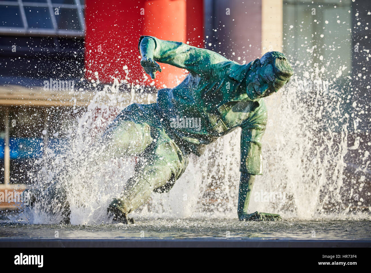 Preston FC Deepdale stadium fait la toile de fond de l'eau historique Sir Tom Finney Statue Le Splash, par le sculpteur Peter Hodgkinson Banque D'Images